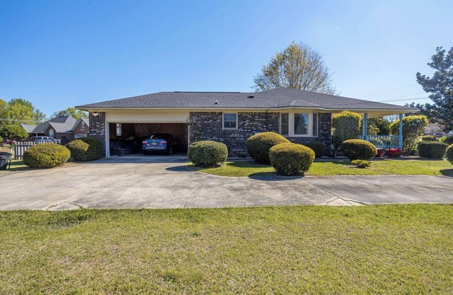 3-bedroom house in charming Sumter near Shaw AFB with WiFi, AC. Book now