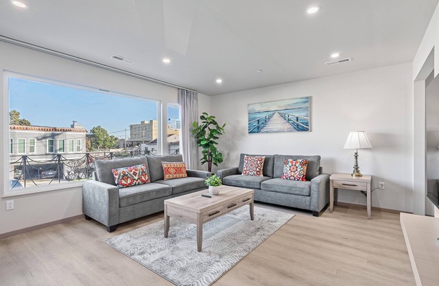 3-bedroom house on 2F in peaceful Daly City with AC, WiFi.