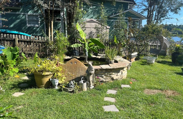 3-bedroom house on beautiful lake with hot tub, golf community, 3 miles to USM