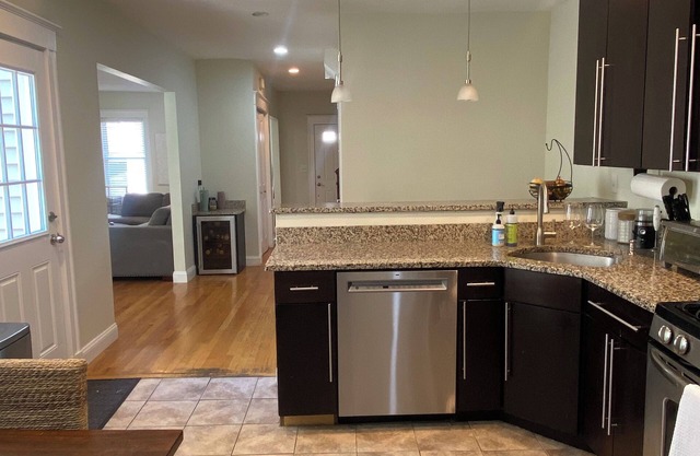 3-bedroom house w/ fenced patio, gas fireplace & central air in South Boston