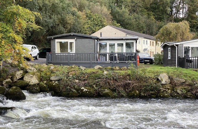3 Bedroom Modernised Cabin in Snowdonia amazing walks, views & on site fishing