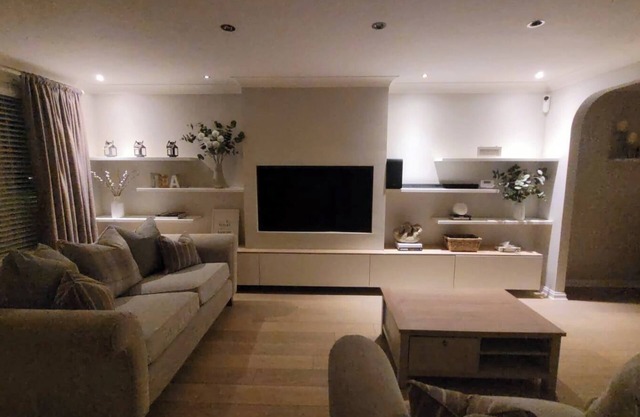 Stylish, Modern 3 bedroom house, free parking