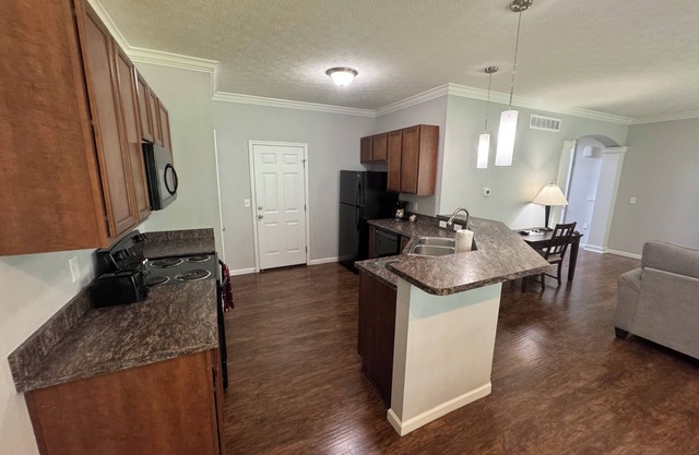 3 bedroom townhouse w/fin basement - 4 Queens