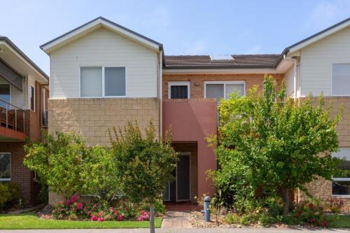 3 bedroom Townhouse next to River East Melbourne