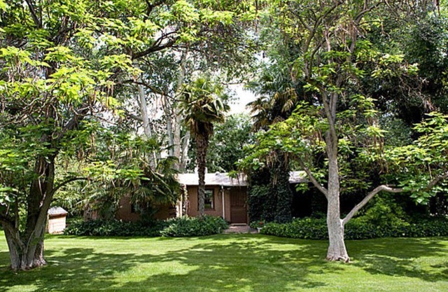 Un entorno de jardín encantado creekside. ¡El mejor destino de relajación!