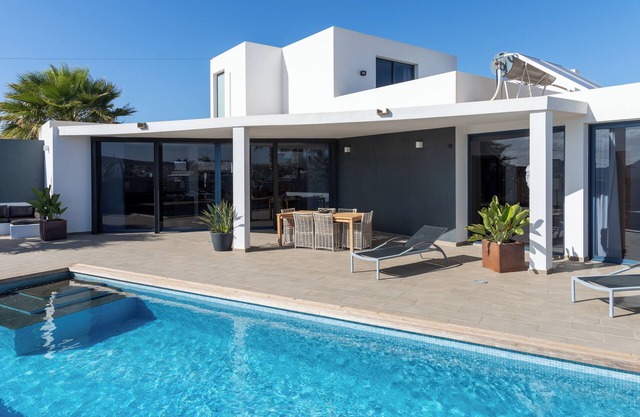 Villa de lujo - piscina climatizada y excelentes vistas cerca del centro de Lajares
