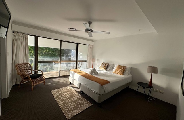 3 Bedroomed family friendly villa walking distance to Hastings Street and coast.