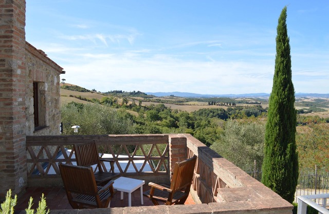 Casa de 3 dormitorios con jardín privado y terraza privada; piscina compartida
