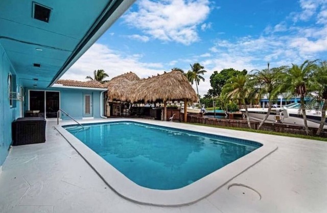 3 bedrooms pool & tiki