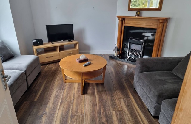 3 Bedrooms - Sleep 7 - Garden - Private Parking