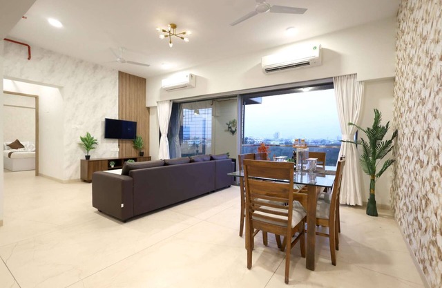 Business lesiure - 3 BHK with Balcony-Chef-Laundry