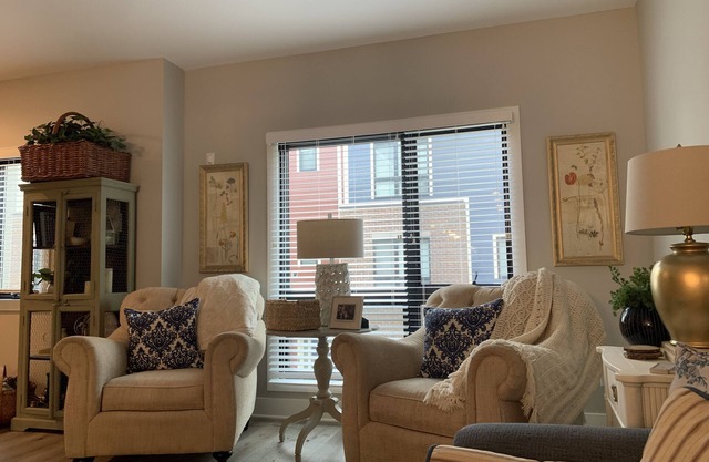 3 BR/3BA NewTownhouse 1.5 miles from campus, walk to downtown restaurants.