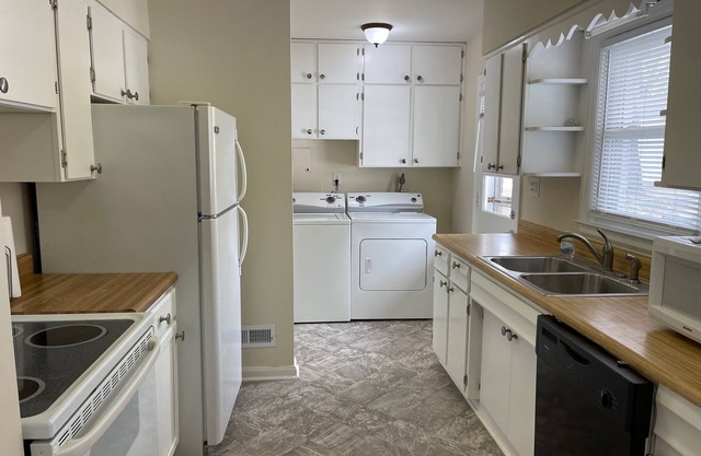 3 BR, close to fun, entertainment, shops, xway and your own rooms!