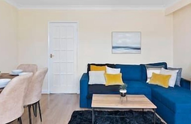 3-BR House with Large Garden Ideal for Comfort & Contractors