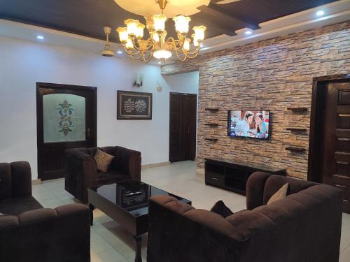 3 BR Serviced First Floor Near Emporium Mall