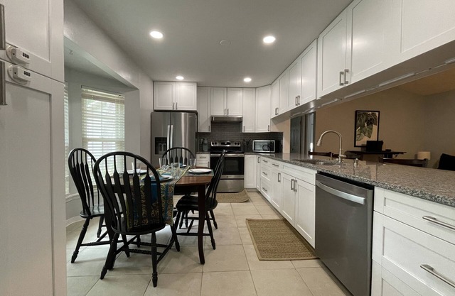 3 BR updated home near UF, hospitals, & I-75