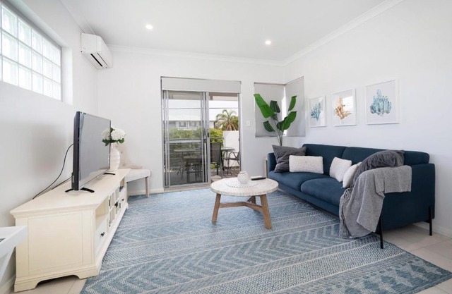 3 Fresh Sparkling Fisher 2 bed 2 bath sleeps 5 Belmont/Cloverdale