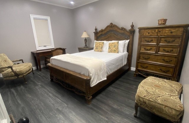 AMAZING & HUGE 3 BEDROOMS-SAVE COST