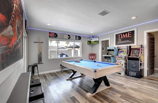 3 Master Suites Theater Game Room Near Old Town