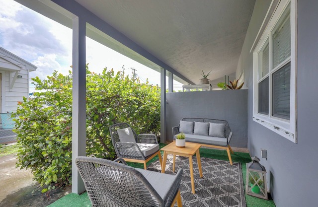 3 Mi to Beach: Quaint Home w/ Patio in Hollywood