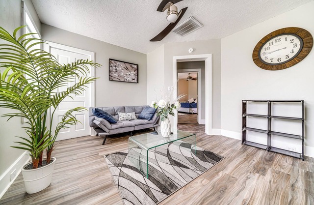 3 Mi to Dtwn: Cozy Apt w/ Yard in Louisville!