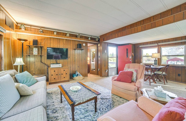 3 Mi to Lake Michigan: Pet-Friendly Home!