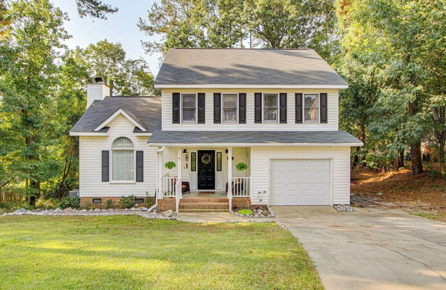 3 Mi to Marina: Quiet Getaway w/ Deck in Lexington