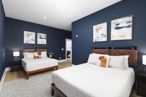 3 Miles to Downtown Broadway Bars - Walk to Coffee from Condo