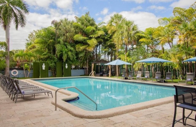 3 Modern Units with Outdoor Pool, Airport Shuttle | Pet-friendly