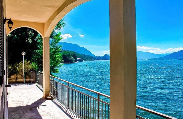 apartamentos de 3 habitaciones con cocina independiente y balcón en la playa