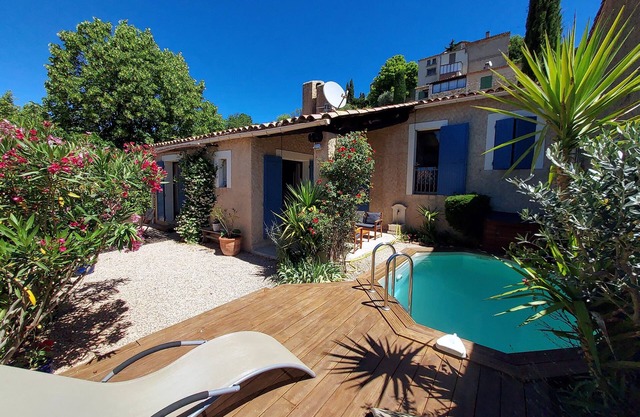 Casa de 3 habitaciones con jardín y piscina frente al lago Montpezat