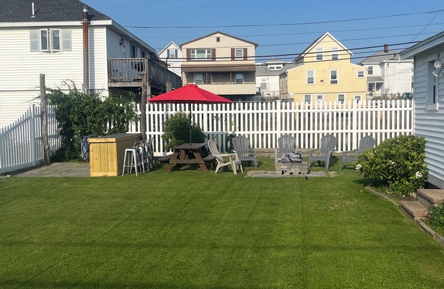 3 to 4 Minute walk to the beach, restaurants and fun!