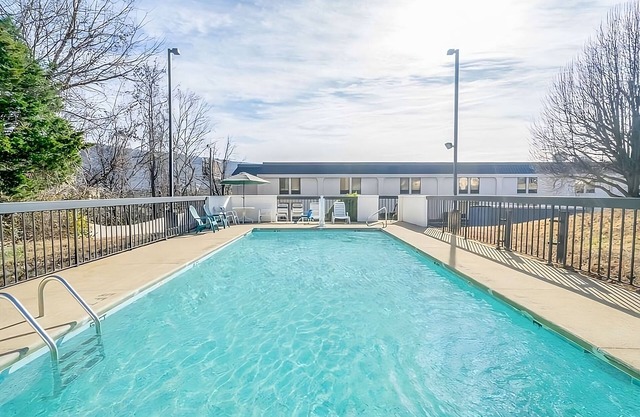 3 Units with Free Parking, Near Ruby Falls, Pets Allowed! Pool