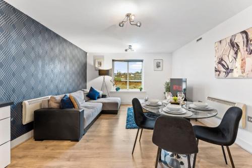 30 percent off! Stylish 2 Bed 2 Bath Abode with Parking