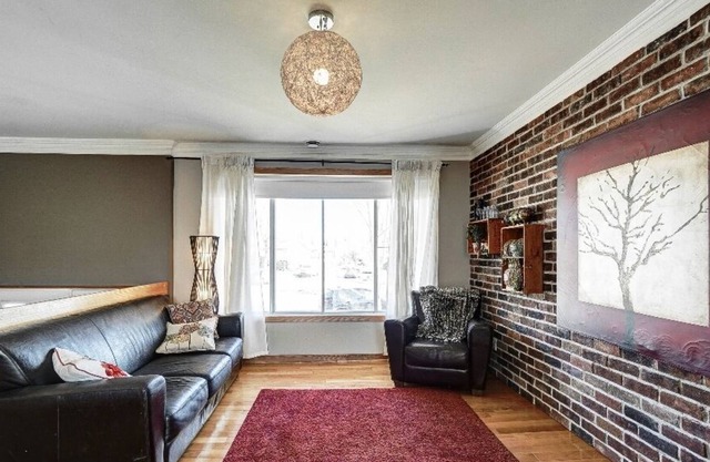 #300 Spacious, bright unit with pool, backyard and parking