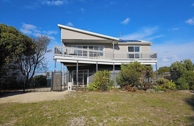 300 Steps - 300 Steps to Robes' famous Longbeach - Pet friendly Inside