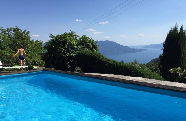 Rustico de 3½ habitaciones con piscina privada y maravillosa vista al lago