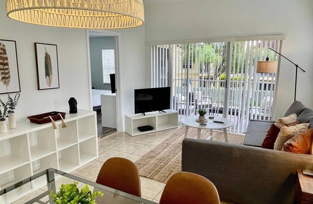 Come cozy up in this West Boca Raton apartment
