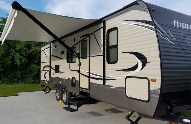 32 'RV Travel Trailer Camper en el sitio en South Haven Michigan