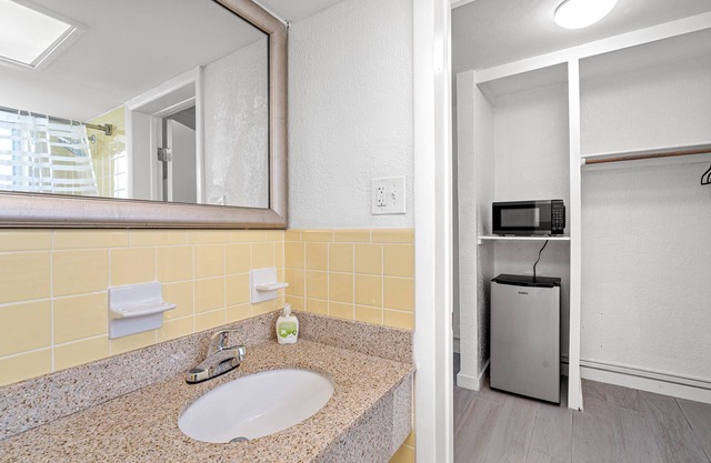 326 Quaint studio in Fort Lauderdale with WiFi and only 5mins from the beach!