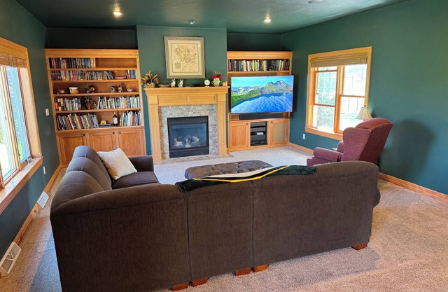 3500 sq ft House in quiet neighborhood 15 minutes from Stadium District