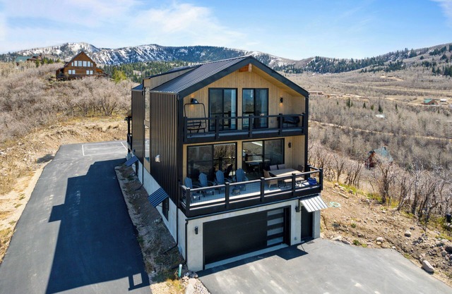 360deg views, sleeps 18, hot tub, pickleball