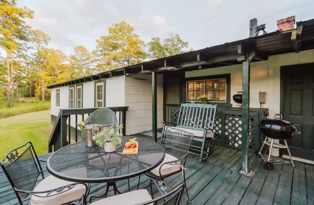 Peaceful Pines Cabin w/ Deck & Wildlife Views