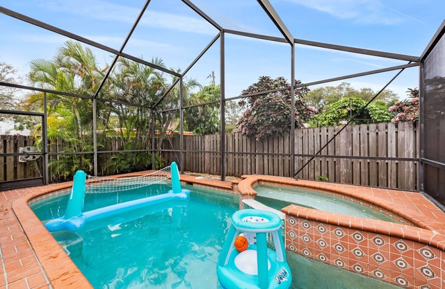 3bd: Pool and 15 Mins to Beach & Airport Retreat
