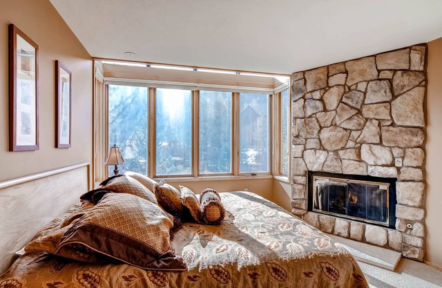 3bdr Condo-master Fireplace, Upgraded Kitchen, Kids Ski Free 3 Bedroom Condo by RedAwning