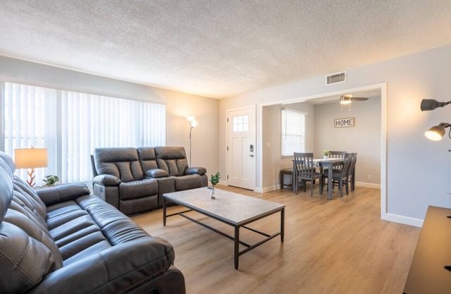 3bdrm,1.5 b, Garage, Back Yard.