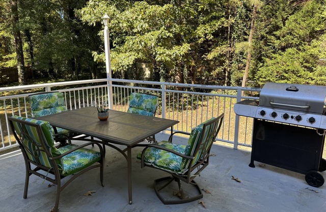 3Bdrm / 2.5 bath 2 story quiet neat home. located in Fayetteville close Trilith