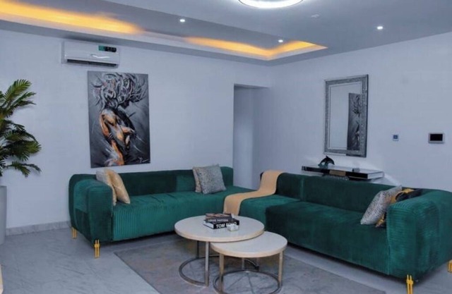 3bed/24/7power/wi-fi/gym/close2Charterhouseschool