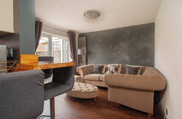 Hide Away House with Hot Tub and Driveway