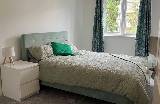 3bedr apartment Exeter city center. 3 minutes walk from Exeter Central station.